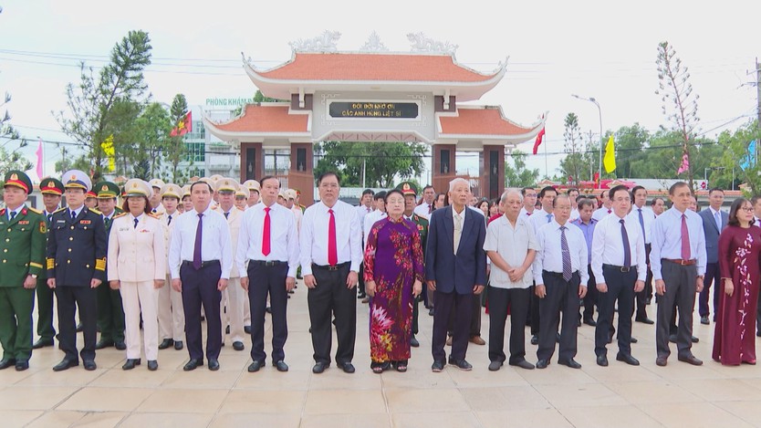 Lãnh đạo TP. Hồ Chí Minh dâng hương tưởng niệm các Anh hùng liệt sĩ tại Nghĩa trang Liệt sĩ Bà Rịa - Vũng Tàu - Ảnh 2.