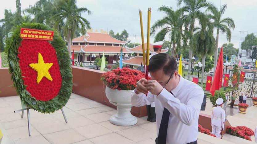 Lãnh đạo TP. Hồ Chí Minh dâng hương tưởng niệm các Anh hùng liệt sĩ tại Nghĩa trang Liệt sĩ Bà Rịa - Vũng Tàu - Ảnh 3.