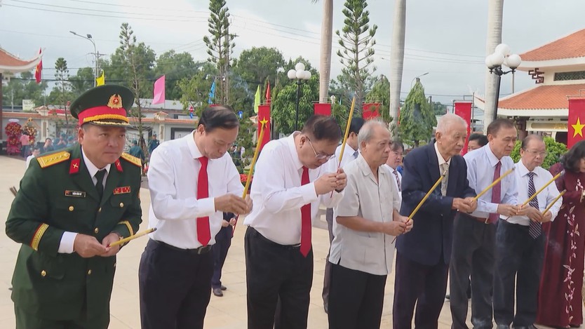 Lãnh đạo TP. Hồ Chí Minh dâng hương tưởng niệm các Anh hùng liệt sĩ tại Nghĩa trang Liệt sĩ Bà Rịa - Vũng Tàu - Ảnh 4.