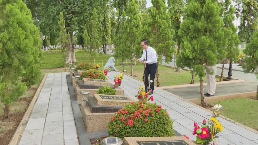 Lãnh đạo TP. Hồ Chí Minh dâng hương tưởng niệm các Anh hùng liệt sĩ tại Nghĩa trang Liệt sĩ Bà Rịa - Vũng Tàu - Ảnh 6.