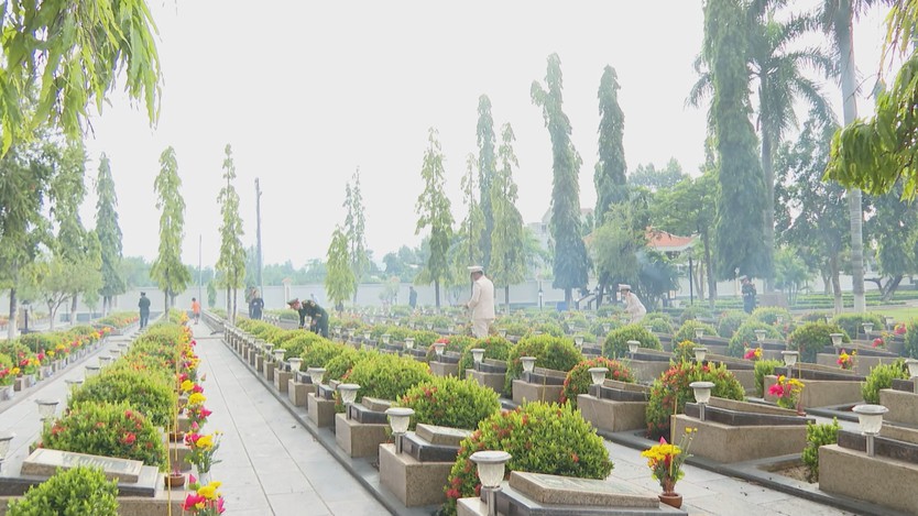 Lãnh đạo TP. Hồ Chí Minh dâng hương tưởng niệm các Anh hùng liệt sĩ tại Nghĩa trang Liệt sĩ Bà Rịa - Vũng Tàu - Ảnh 7.