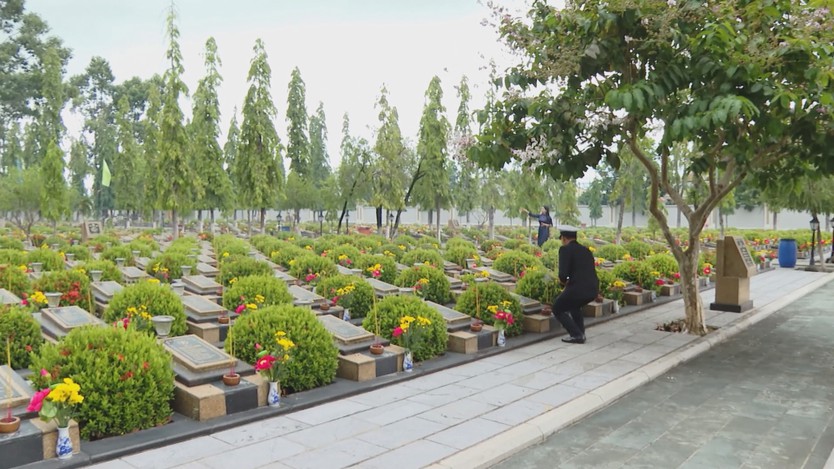 Lãnh đạo TP. Hồ Chí Minh dâng hương tưởng niệm các Anh hùng liệt sĩ tại Nghĩa trang Liệt sĩ Bà Rịa - Vũng Tàu - Ảnh 8.