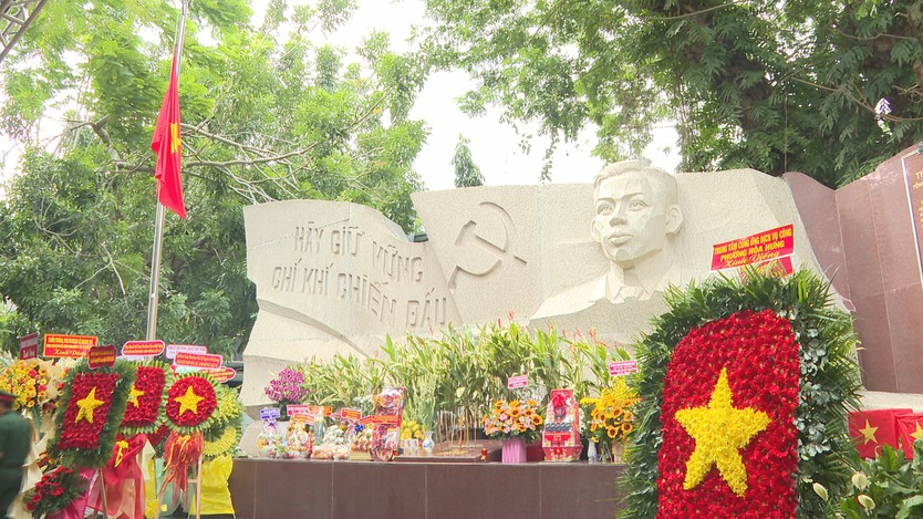 Lãnh đạo TP. Hồ Chí Minh tri ân các anh hùng liệt sĩ tại Công viên Lê Thị Riêng - Ảnh 1.