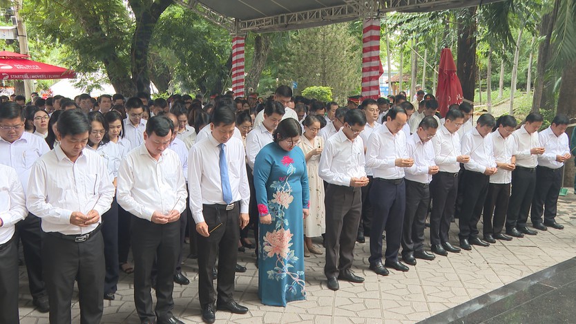 Lãnh đạo TP. Hồ Chí Minh tri ân các anh hùng liệt sĩ tại Công viên Lê Thị Riêng - Ảnh 5.