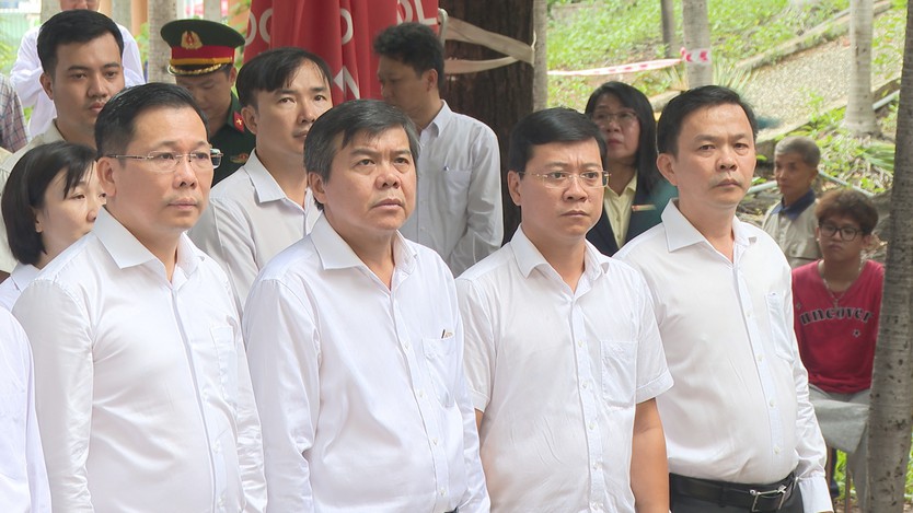Lãnh đạo TP. Hồ Chí Minh tri ân các anh hùng liệt sĩ tại Công viên Lê Thị Riêng - Ảnh 2.