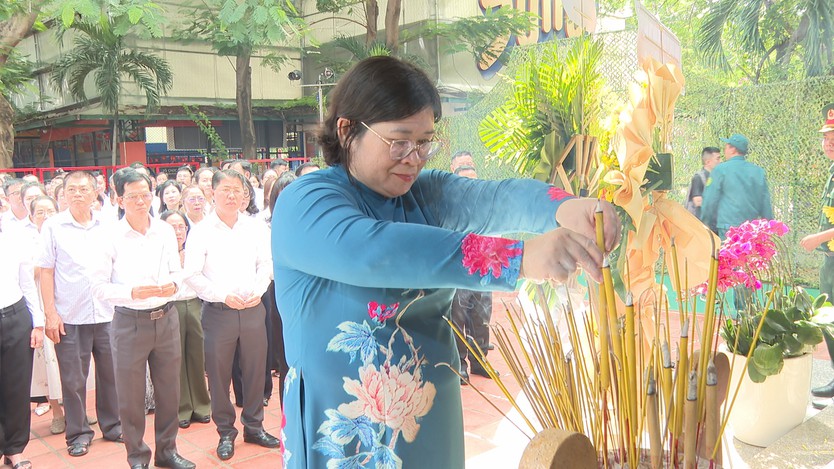 Lãnh đạo TP. Hồ Chí Minh tri ân các anh hùng liệt sĩ tại Công viên Lê Thị Riêng - Ảnh 3.