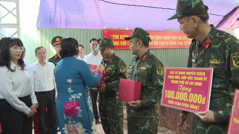 Lãnh đạo TP. Hồ Chí Minh tri ân các anh hùng liệt sĩ tại Công viên Lê Thị Riêng - Ảnh 4.