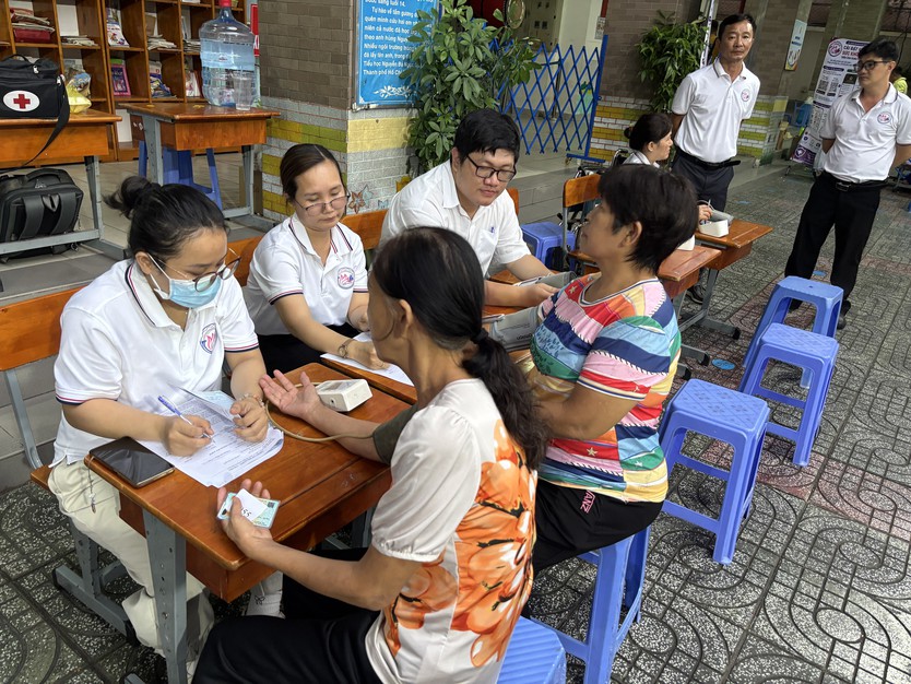 Phường Minh Phụng tổ chức khám sức khỏe đến tối, miễn phí hơn 1.000 người dân - Ảnh 3.