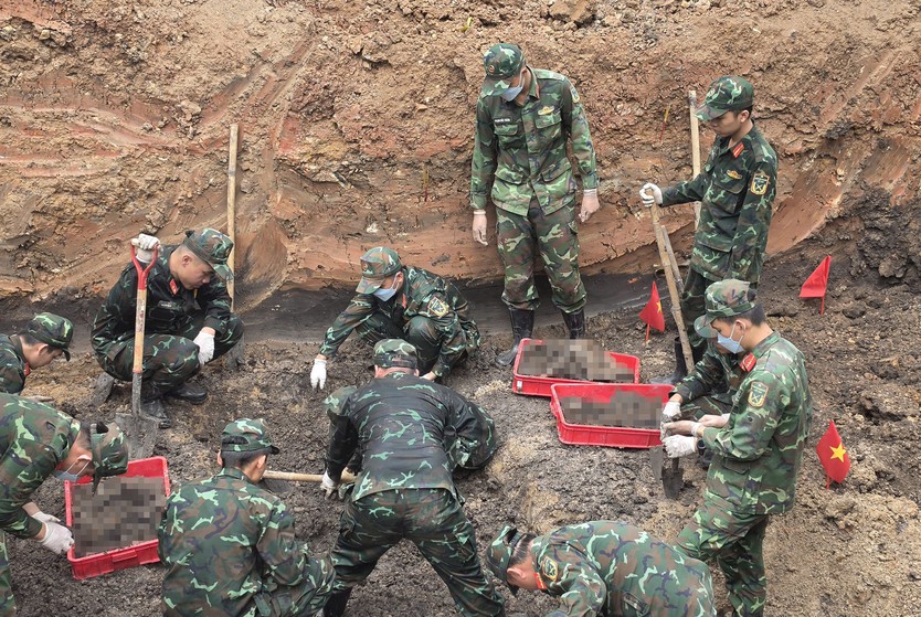 Tiếp tục phát hiện thêm hài cốt liệt sĩ tại Công viên Lê Thị Riêng - Ảnh 1.