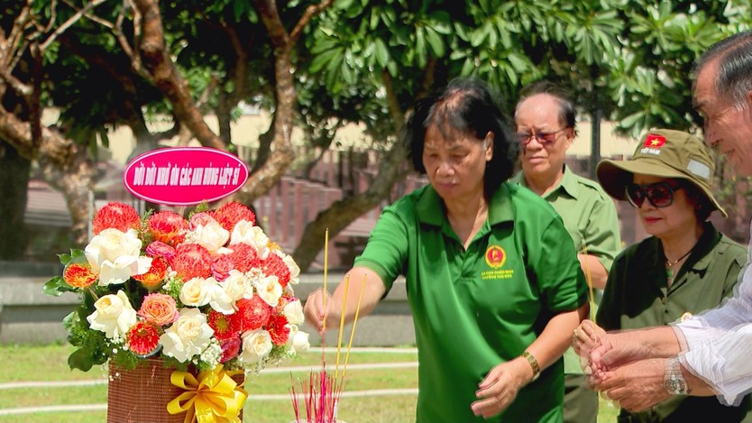 Tháng Bảy hoa sứ nở trắng Nghĩa trang Liệt sĩ Thủ Đức, lan tỏa lòng tri ân các Anh hùng Liệt sĩ - Ảnh 3.