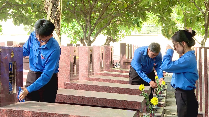 Tháng Bảy hoa sứ nở trắng Nghĩa trang Liệt sĩ Thủ Đức, lan tỏa lòng tri ân các Anh hùng Liệt sĩ - Ảnh 4.
