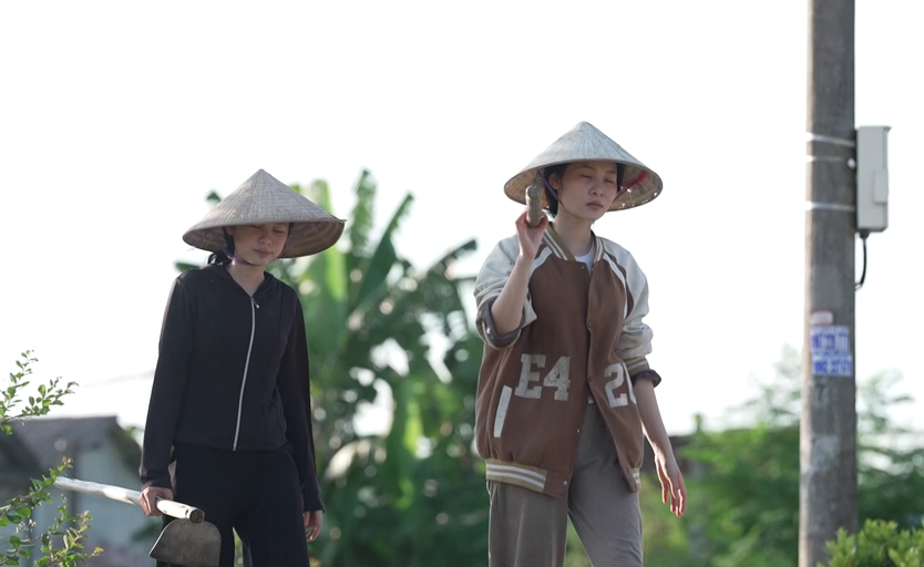 Mái ấm gia đình Việt: Chị gái gác lại giấc mơ đại học để nuôi em đến trường - Ảnh 9.