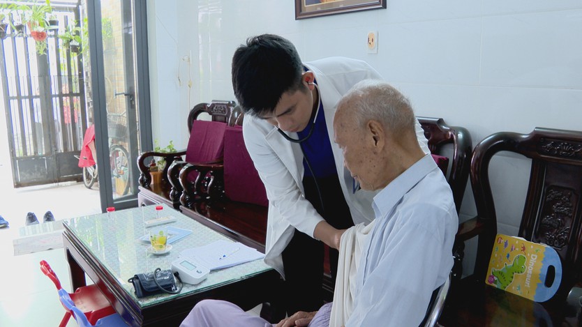 TP. Hồ Chí Minh: Người cao tuổi được khám sức khỏe định kỳ miễn phí tại nhà - Ảnh 1.
