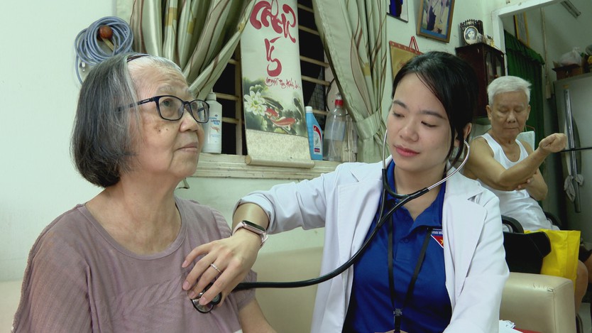 TP. Hồ Chí Minh: Người cao tuổi được khám sức khỏe định kỳ miễn phí tại nhà - Ảnh 2.