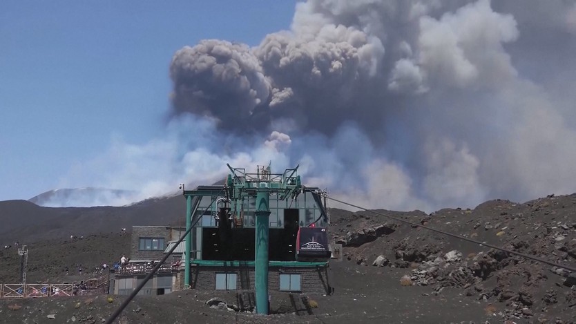 Italia: Đi cáp treo ngắm núi lửa Etna nổi tiếng - Ảnh 1.