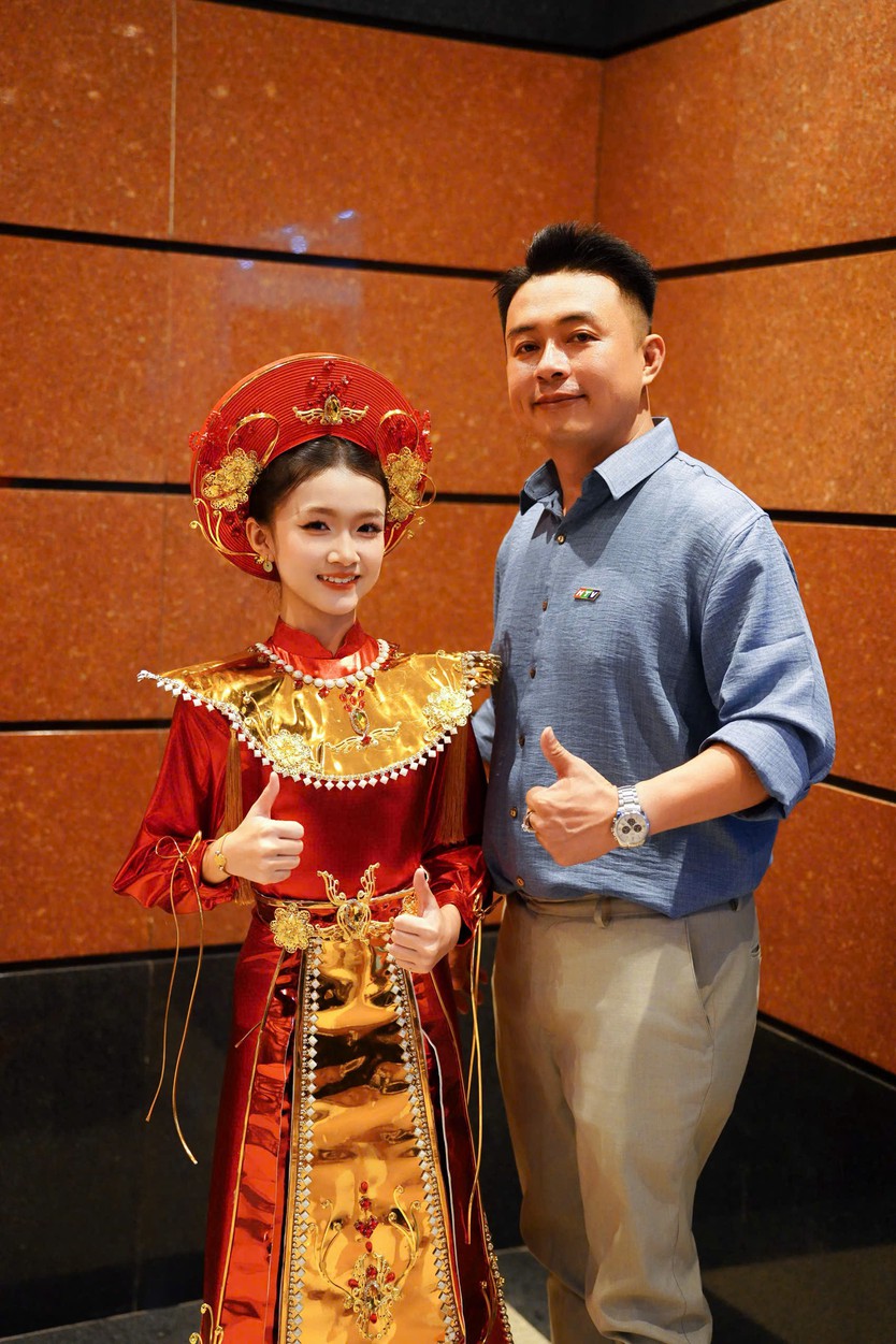 Ca sĩ Thiên Kim mở màn "Dậy sóng Bạch Đằng Giang" đầy cảm xúc - Ảnh 11.