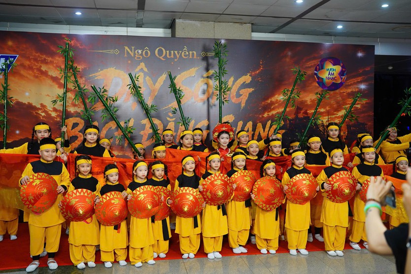Ca sĩ Thiên Kim mở màn "Dậy sóng Bạch Đằng Giang" đầy cảm xúc - Ảnh 9.