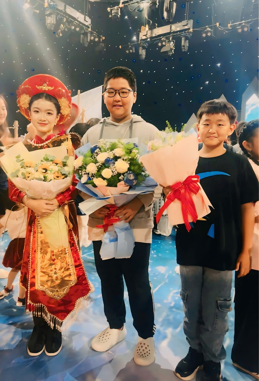 Ca sĩ Thiên Kim mở màn "Dậy sóng Bạch Đằng Giang" đầy cảm xúc - Ảnh 12.