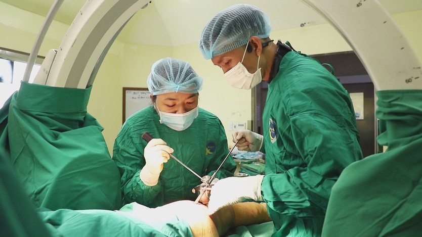 Giữ lại khớp háng tự nhiên nhờ kỹ thuật ghép xương nhân tạo - Ảnh 3.