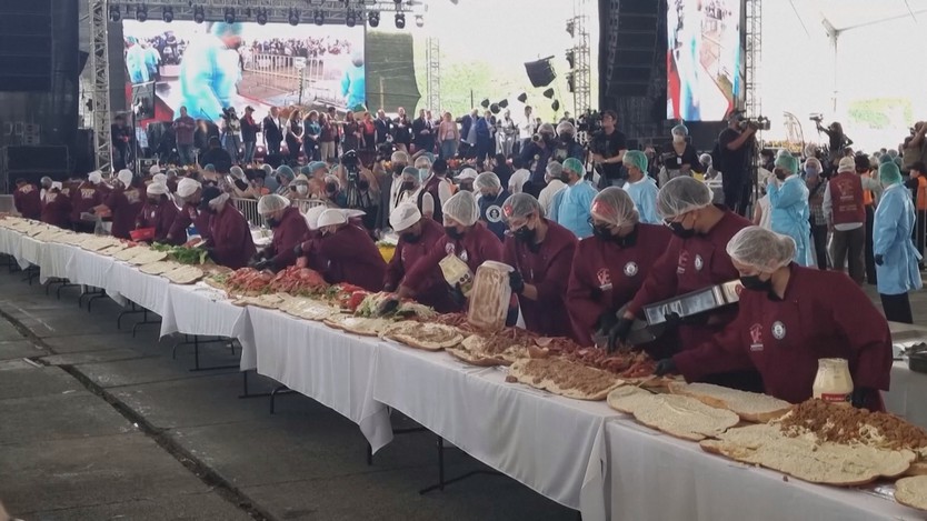 Mexico xác lập kỷ lục với bánh mì kẹp torta dài 100 mét - Ảnh 3.
