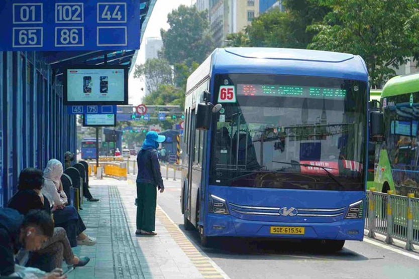 Sau gần 1 tháng miễn phí xe buýt ở TPHCM, khách tăng gần 40% - Ảnh 1.