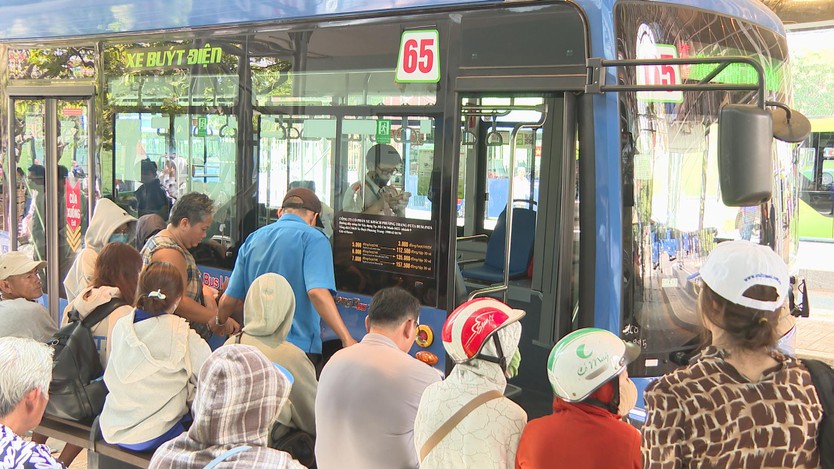 TP. Hồ Chí Minh sau một tháng triển khai miễn phí vé xe buýt - Ảnh 2.