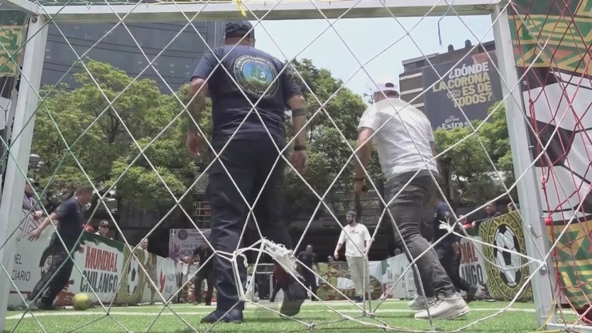 Cảnh sát Mê-hi-cô đá bóng giao lưu cùng người hâm mộ World Cup - Ảnh 1.
