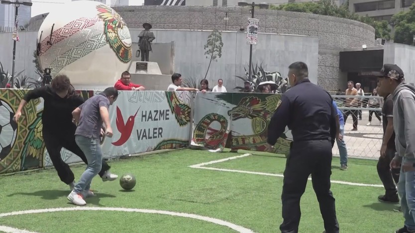 Cảnh sát Mê-hi-cô đá bóng giao lưu cùng người hâm mộ World Cup - Ảnh 2.