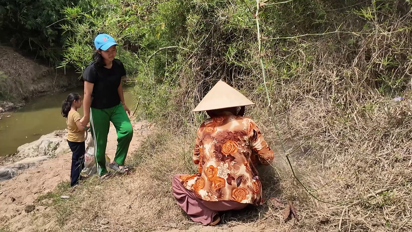 Mái ấm gia đình Việt: Căn nhà chỉ còn bà nội bệnh tim nuôi ba cháu gái - Ảnh 10.