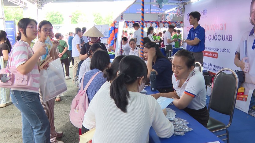 Điểm chuẩn khối ngành sức khỏe năm 2026 có thể tăng từ 1 đến 2 điểm - Ảnh 2.