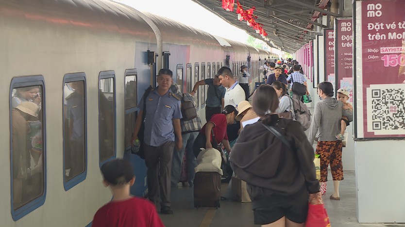60 Giây Trưa ngày 6/7/2026 | Kịp thời cứu nạn 3 thuyền viên trên tàu bị chìm do bão - Ảnh 11.