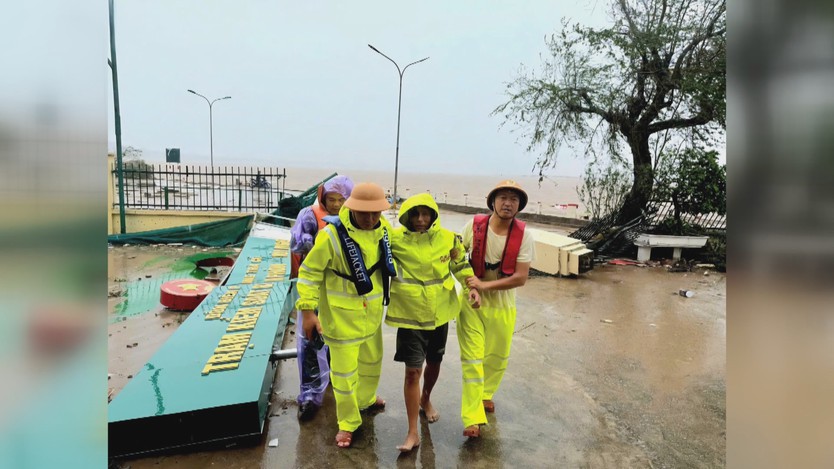 60 Giây Trưa ngày 6/7/2026 | Kịp thời cứu nạn 3 thuyền viên trên tàu bị chìm do bão - Ảnh 2.