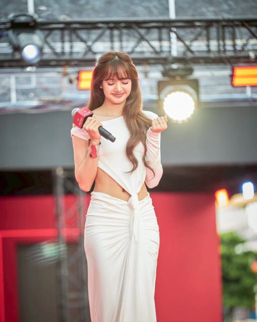 Lisa thu hút đông đảo người hâm mộ trong lần trở về Bangkok - Ảnh 5.