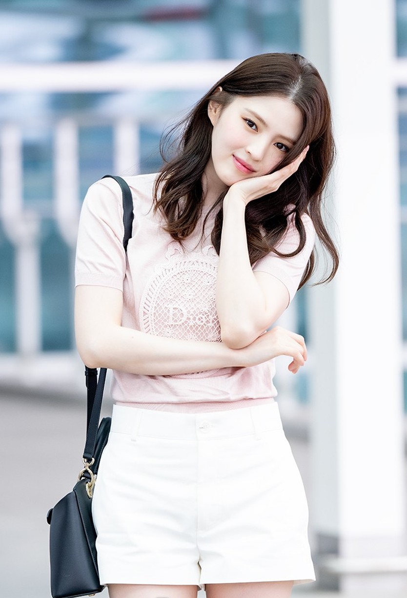 Han So-hee rạng rỡ lên đường sang Paris - Ảnh 4.