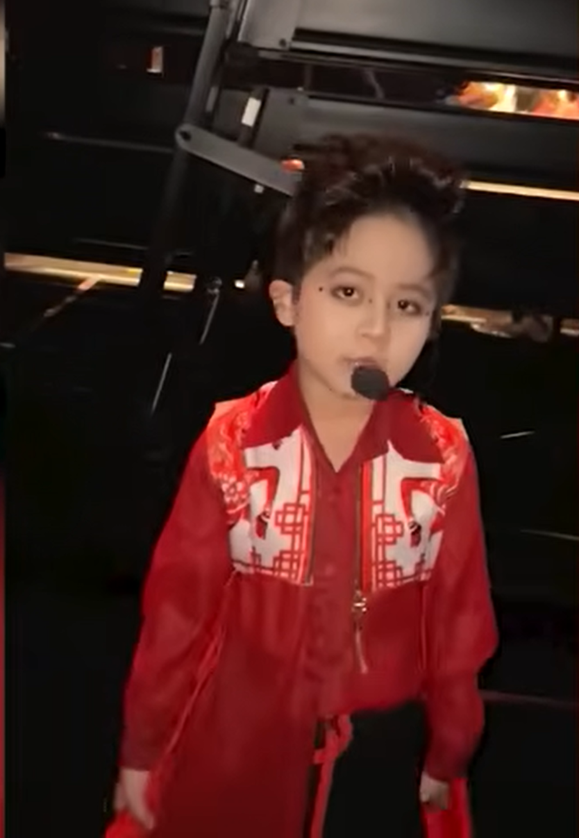 Bé Hải Đăng 5 tuổi gây bất ngờ với bài hát "Phù Đổng Thiên Vương"- Ảnh 3.