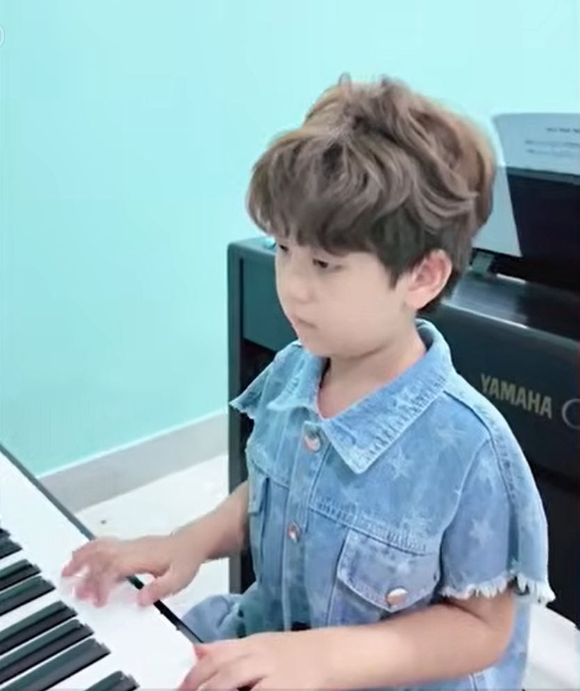 Bé Hải Đăng 5 tuổi gây bất ngờ với bài hát "Phù Đổng Thiên Vương"- Ảnh 2.