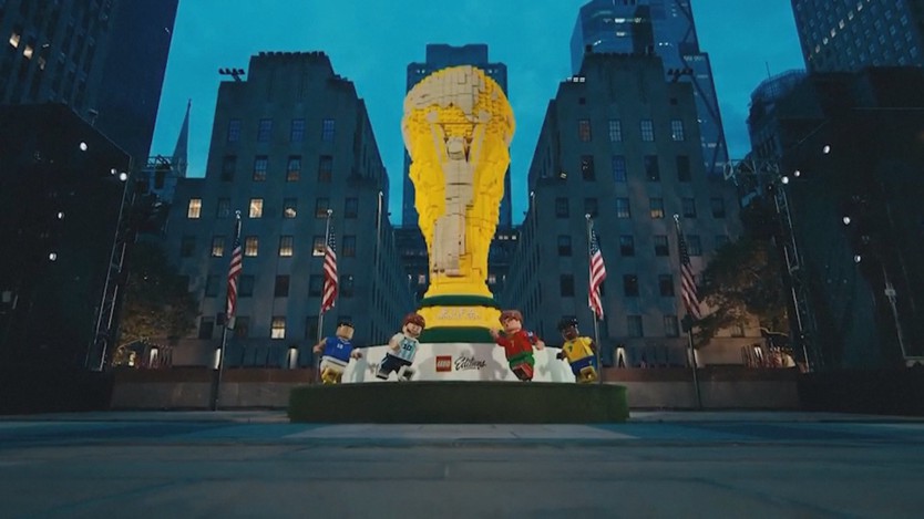 Lego ra mắt mô hình chiếc cúp World Cup cao hơn 8 mét - Ảnh 1.