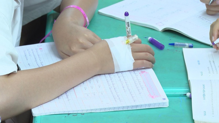 Những đôi bàn tay gắn kim luồn, kim tiêm vẫn không thôi khát khao cầm bút - Ảnh 3.