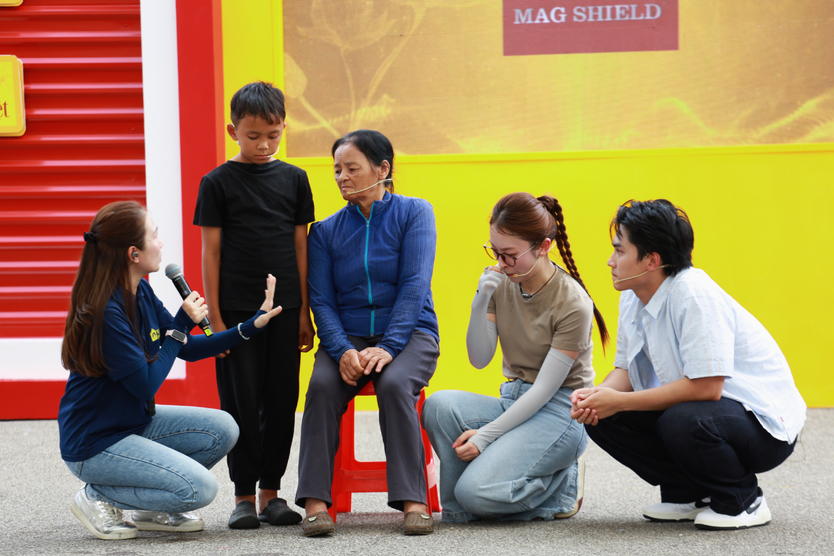 Mái ấm gia đình Việt: Cậu bé mồ côi mẹ chỉ ước một lần được ôm bố - Ảnh 10.