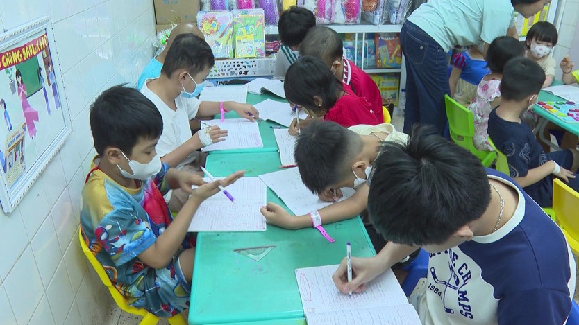 Những đôi bàn tay gắn kim luồn, kim tiêm vẫn không thôi khát khao cầm bút - Ảnh 5.