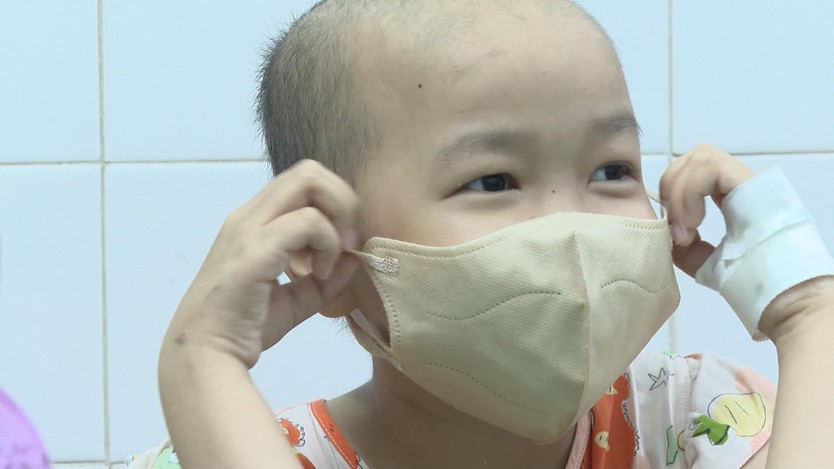 Những đôi bàn tay gắn kim luồn, kim tiêm vẫn không thôi khát khao cầm bút - Ảnh 2.