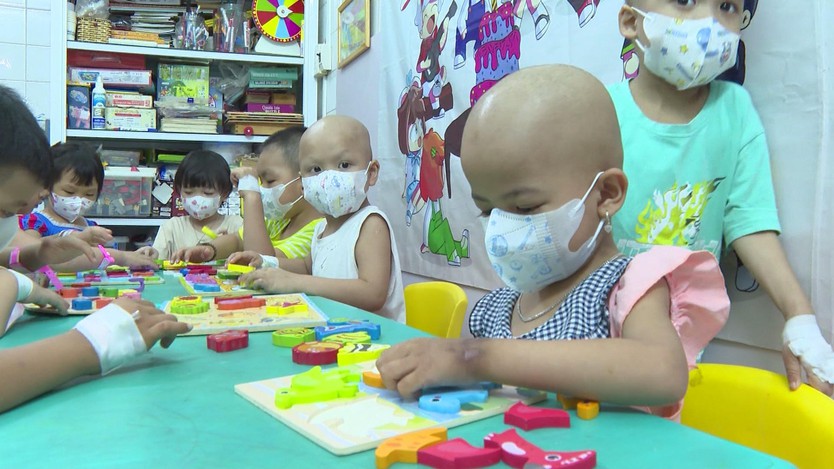 Những đôi bàn tay gắn kim luồn, kim tiêm vẫn không thôi khát khao cầm bút - Ảnh 1.