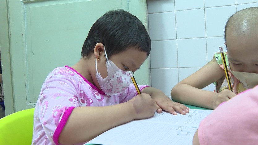 Những đôi bàn tay gắn kim luồn, kim tiêm vẫn không thôi khát khao cầm bút - Ảnh 4.