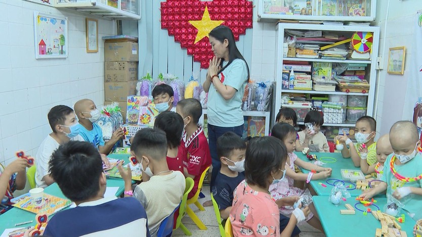 Những đôi bàn tay gắn kim luồn, kim tiêm vẫn không thôi khát khao cầm bút - Ảnh 6.
