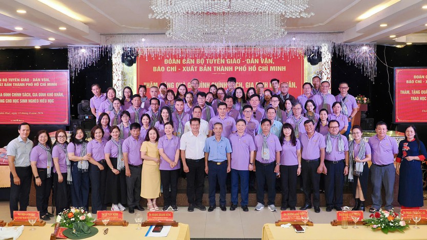 Hơn 100 cán bộ tuyên giáo - dân vận, báo chí - xuất bản TP. Hồ Chí Minh về nguồn: “Hành trình tri ân - về miền đất lửa” - Ảnh 1.