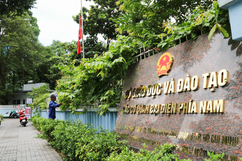 TP. Hồ Chí Minh treo cờ rủ Quốc tang tưởng niệm Chủ tịch Quốc hội Lào - Ảnh 8.