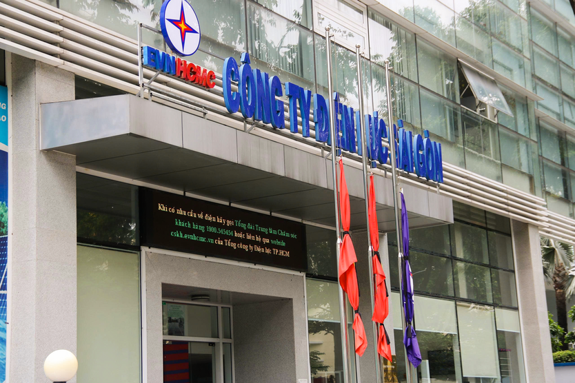 TP. Hồ Chí Minh treo cờ rủ Quốc tang tưởng niệm Chủ tịch Quốc hội Lào - Ảnh 9.