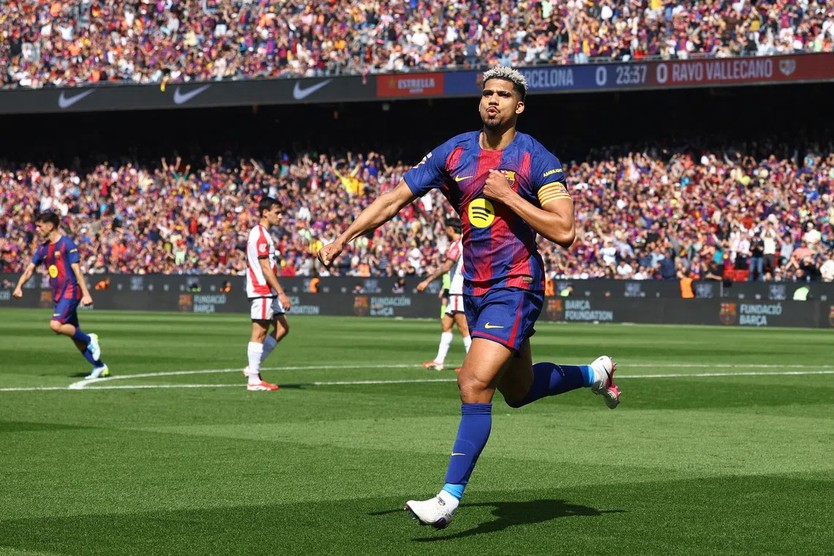 Liverpool mượn Ronald Araujo từ Barcelona - Ảnh 1.