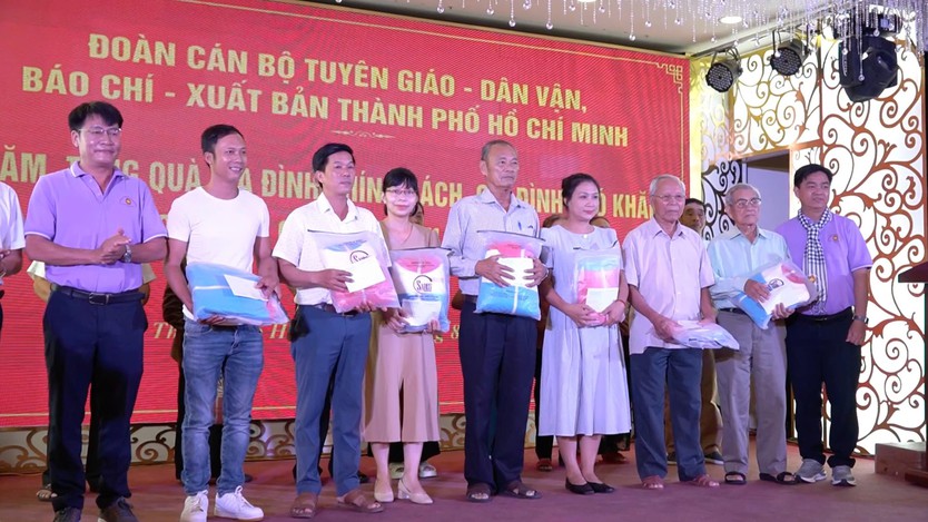 Hơn 100 cán bộ tuyên giáo - dân vận, báo chí - xuất bản TP. Hồ Chí Minh về nguồn: “Hành trình tri ân - về miền đất lửa” - Ảnh 2.