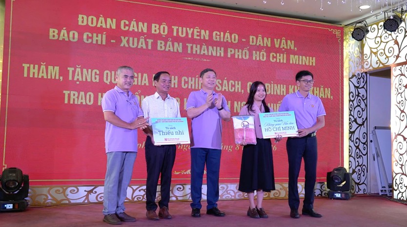 Hơn 100 cán bộ tuyên giáo - dân vận, báo chí - xuất bản TP. Hồ Chí Minh về nguồn: “Hành trình tri ân - về miền đất lửa” - Ảnh 3.
